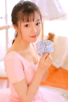 野外吮她的花蒂两男一女